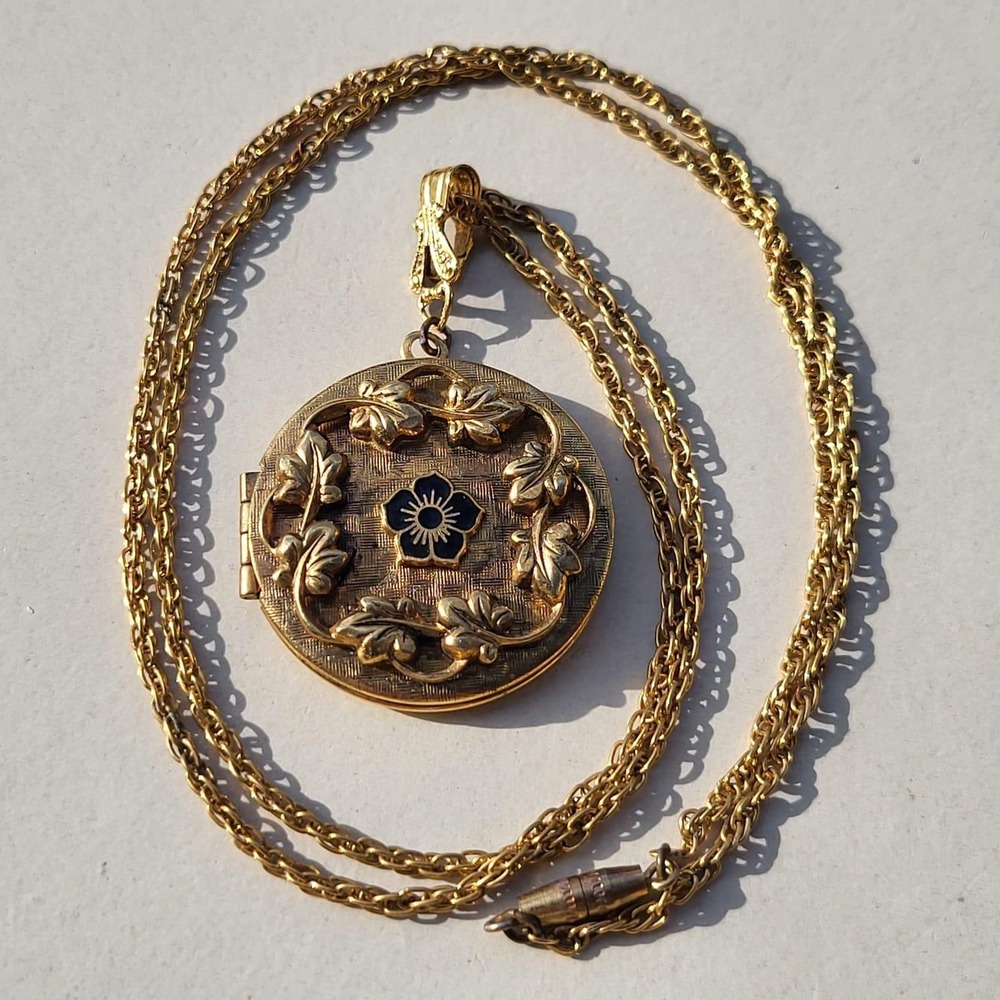 Vintage Gold Tone Enamel Flower Round Locket Necklace Floral Wreath